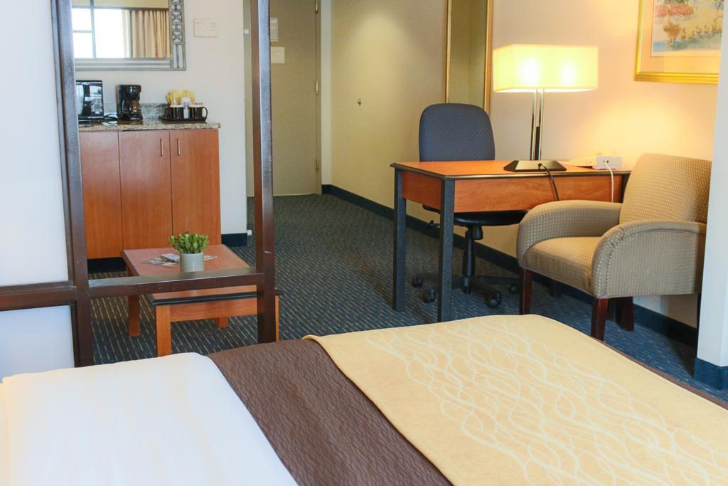 Comfort Inn&Suites Logan International Airport Revere Bagian luar foto