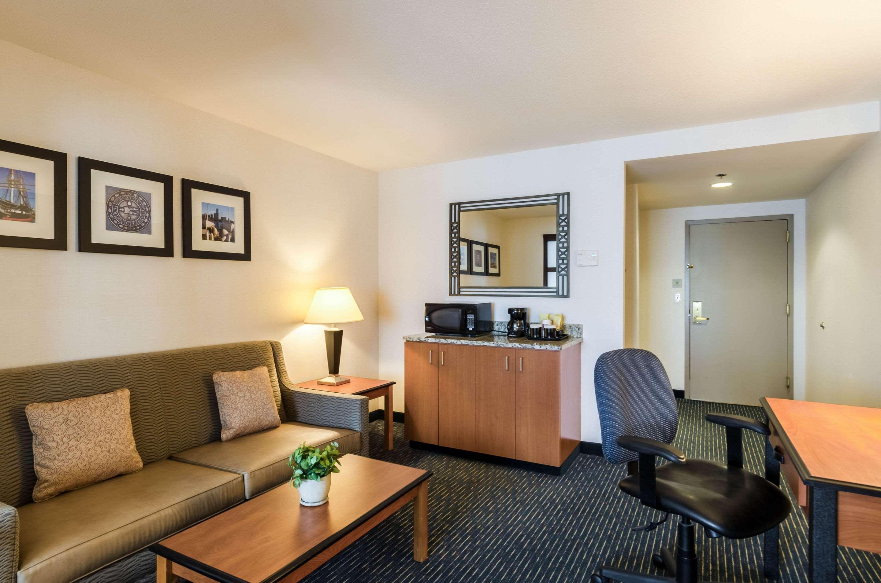 Comfort Inn&Suites Logan International Airport Revere Bagian luar foto