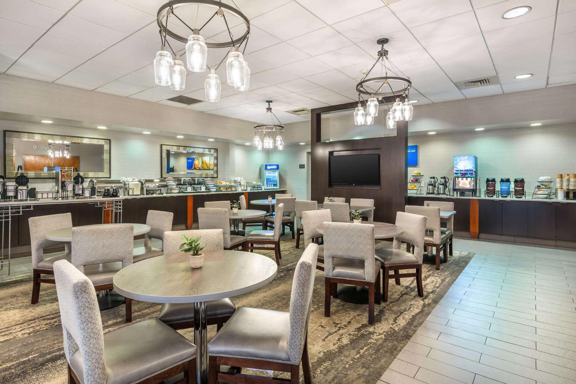 Comfort Inn&Suites Logan International Airport Revere Bagian luar foto