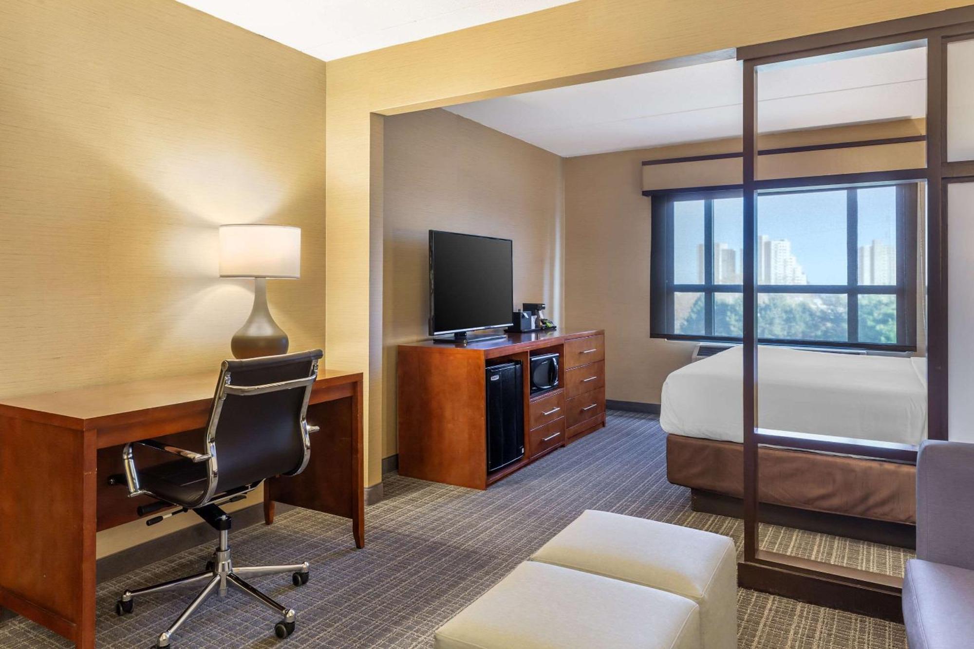 Comfort Inn&Suites Logan International Airport Revere Bagian luar foto