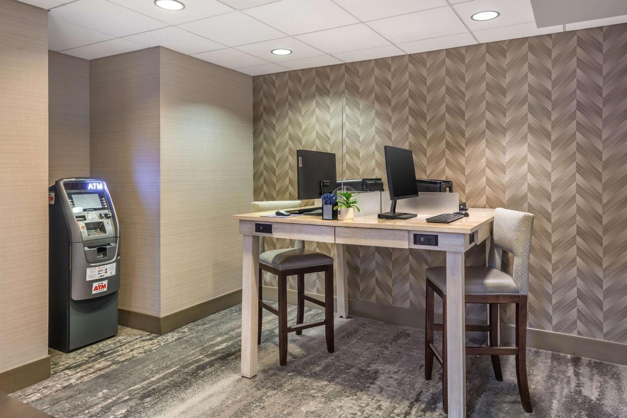 Comfort Inn&Suites Logan International Airport Revere Bagian luar foto