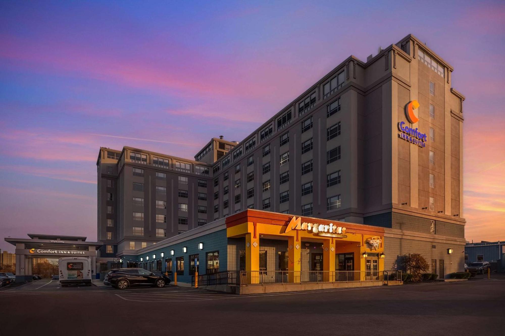 Comfort Inn&Suites Logan International Airport Revere Bagian luar foto