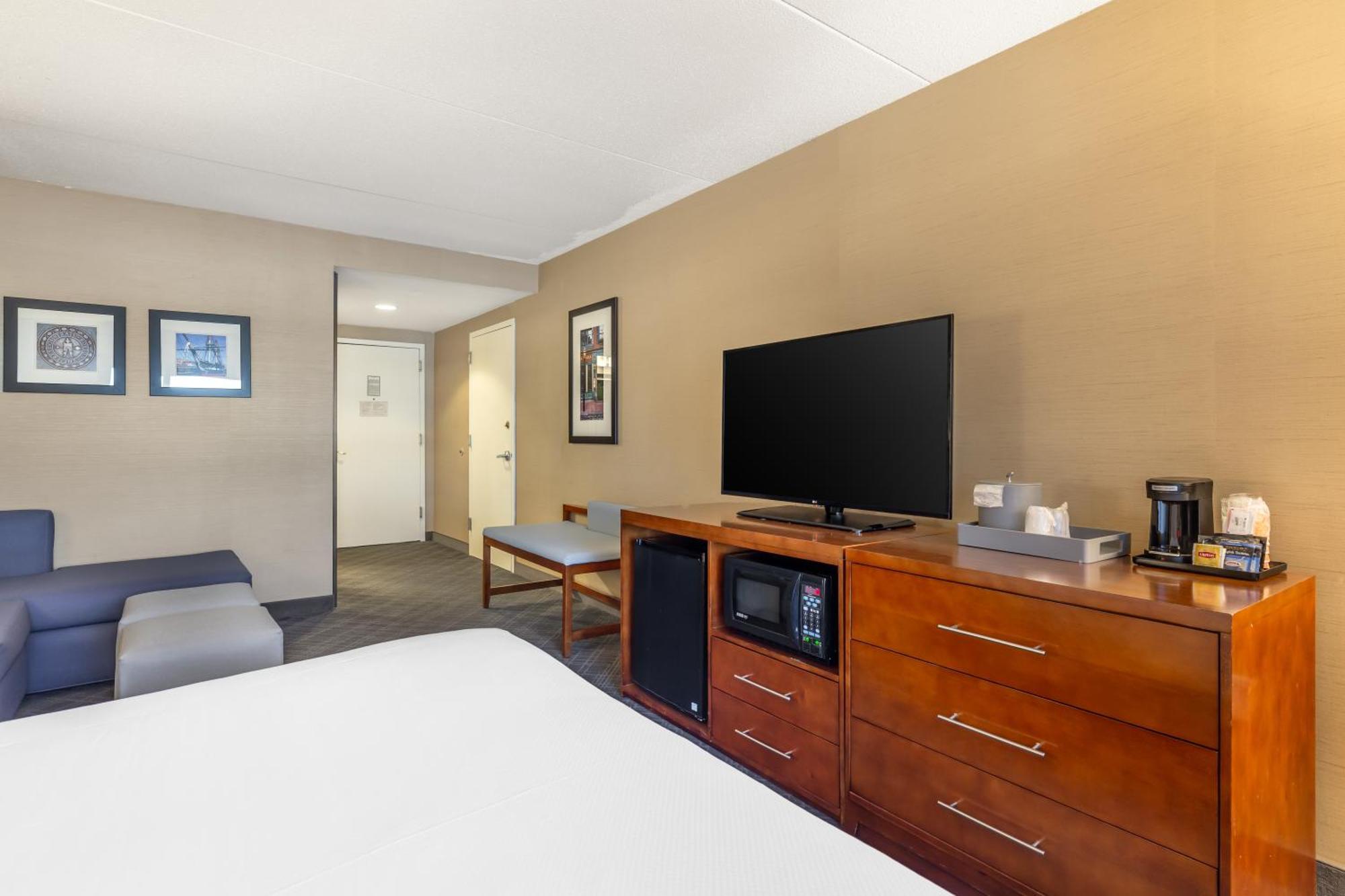 Comfort Inn&Suites Logan International Airport Revere Bagian luar foto